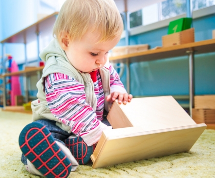 bébé avec un jouet Montessori