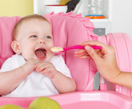 bébé qui mange à la cuillère