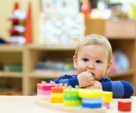 bébé qui joue dans une crèche