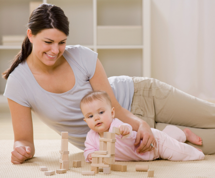 assistante maternelle avec bébé