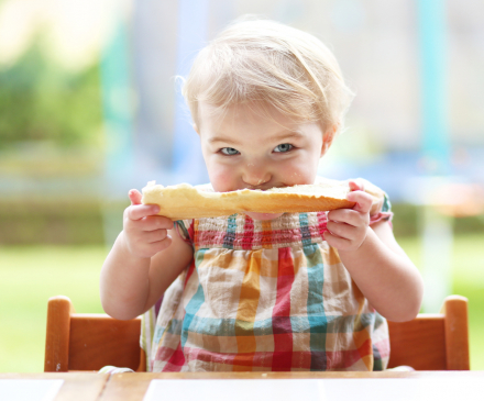 enfant qui prend son goûter