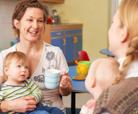 Maman avec une professionnelle de la petite enfance