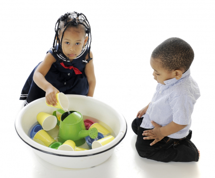 Enfants qui font un jeu de transvasement