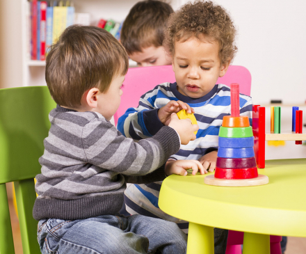 enfants qui jouent sur une table en crèche