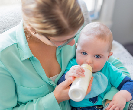 professionnelle donne biberon à bébé