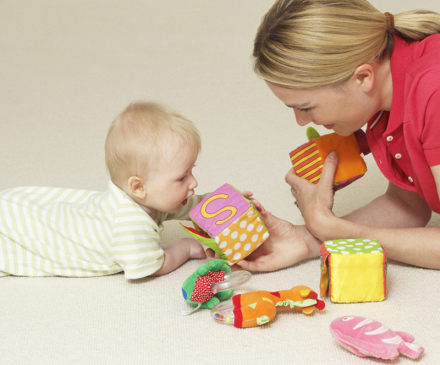 bébé et assistante maternelle