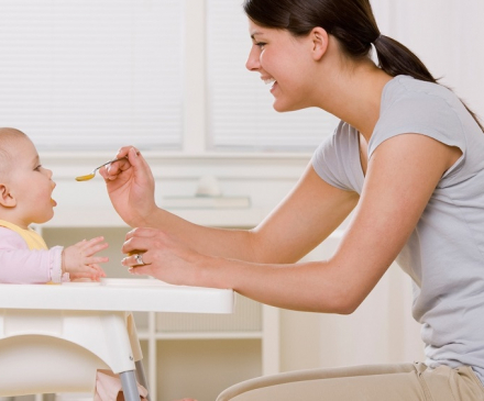 Bébé qui goûte un petit pot