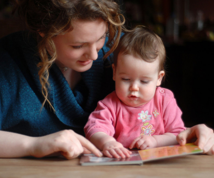 femme assistante maternelle avec bébé