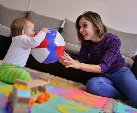 adulte et bébé jouent