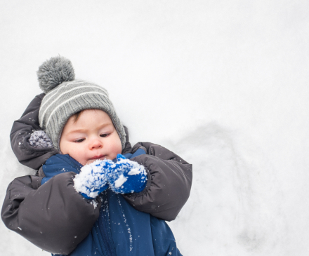 petit garçon dans la neige