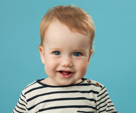 beau bébé souriant 