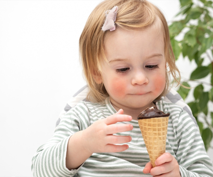 êtite fille mange glace au chocolat 