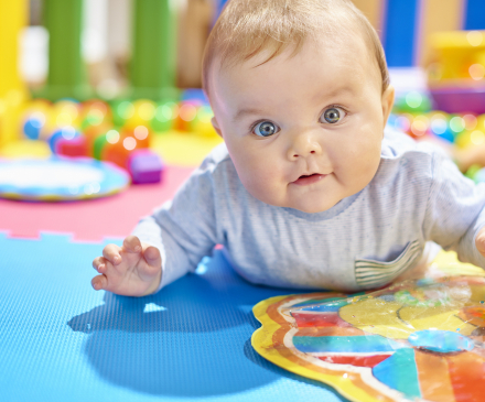 Bébé dans une maison d'assistantes maternelles