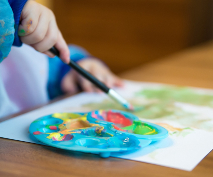 bébé faisant de la peinture à la crèche ou chez l'assistante maternelle