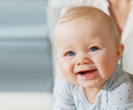 bébé et appareil auditif