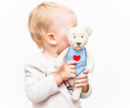 bébé avec doudou