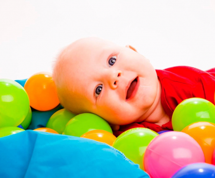 bébé dans piscine à balles