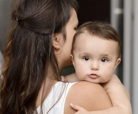 bébé dans  les bras