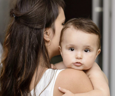 bébé dans les bras