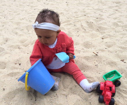 petite fille qui joue dans le sable