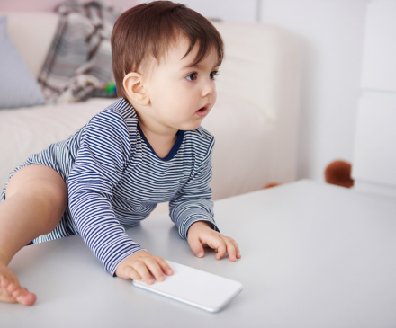 bébé grimpant sur  une table