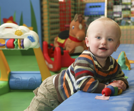 petit garçon à la crèche