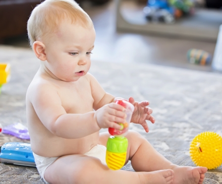 bébé joue avec hochet