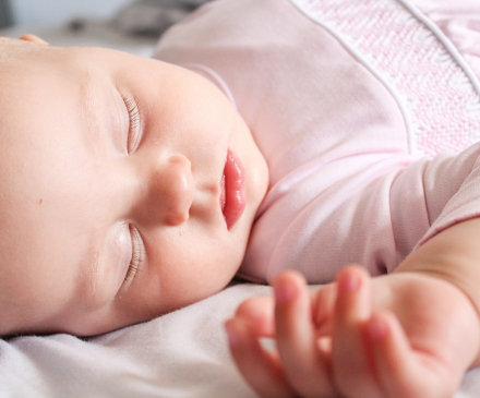 bébé couché dans un lit dans une crèche sans punaise de lit