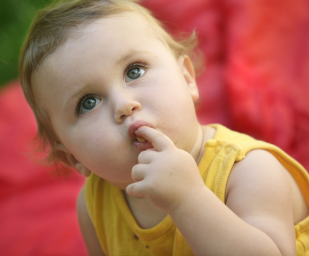 bébé qui mange tout seul