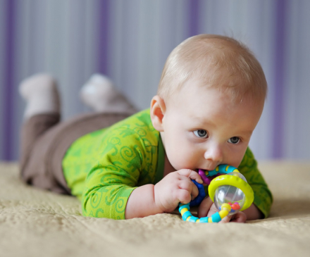 bébé à plat ventre