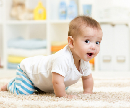 bébé marche à quatre pattes