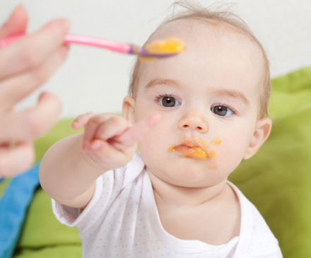 Repas d'un bébé en crèche