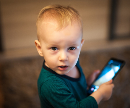 un enfant avec un téléphone 