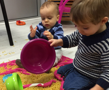 bébés dans une maison d'assistantes maternelles