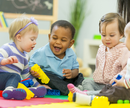 jeunes enfants heureux qui jouent ensemble