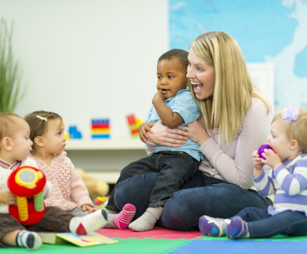 Bébés avec une professionnelle de la petite enfance