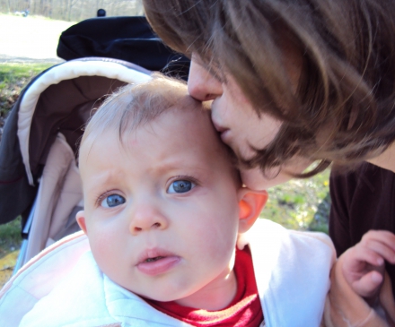 Femme qui embrasse un bébé