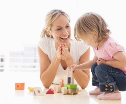 assistante maternelle et fillette