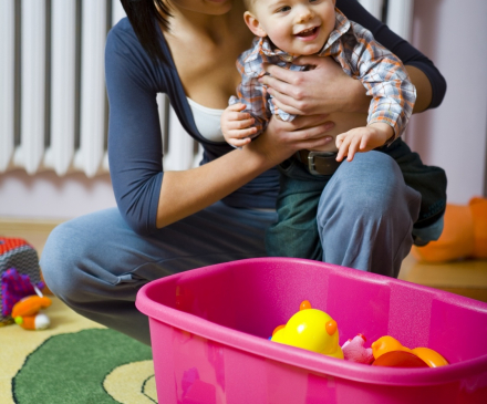 Enfant et son assistante maternelle