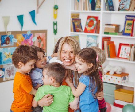 à la crèche, pro heureuse avec enfants