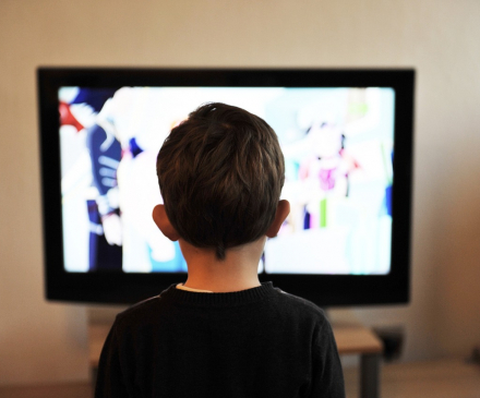 un enfant devant un écran 