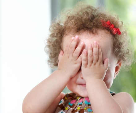 petite fille qui se cache les yeux