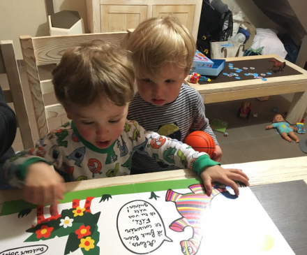 deux enfants jouent autour des couleurs