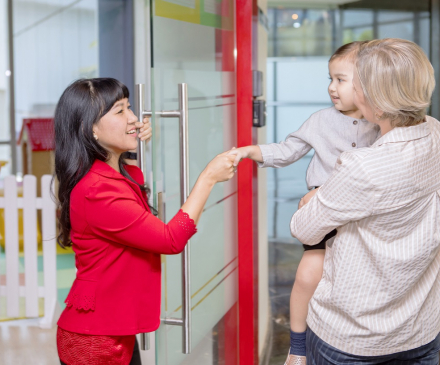 Maman, enfant et professionnel de crèche