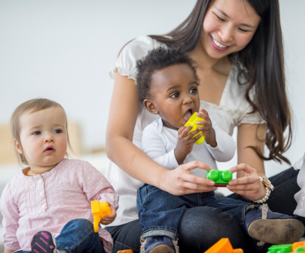 Une EJE s'occupe d'enfants dans une crèche AVIP