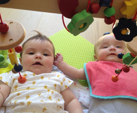 Bébés dans une crèche familiale