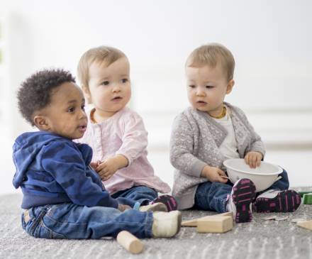 Bébés dans une crèche parentale