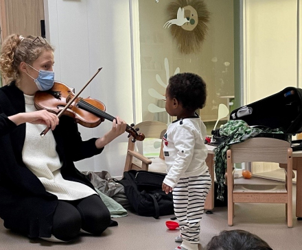 La violoniste Laura Sophie von der Goltz dans une crèche Liberty