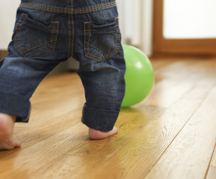 enfant commence à marcher pieds-nus