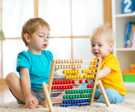 petits garçons qui jouent avec un boulier